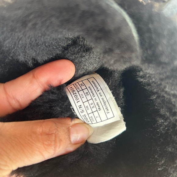 UGG Bailey Bow Uggs! Like new, bottoms show almost no wear. Great condition S/7 - Picture 7 of 7